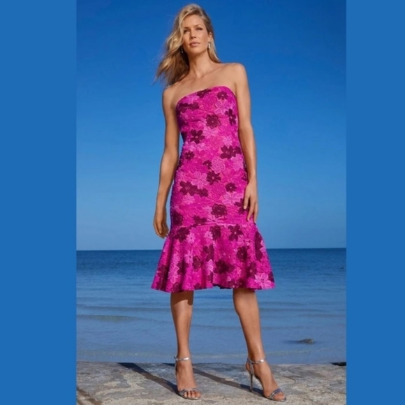 Alexia Admor Dresses & Skirts - Alexia Admor Strapless Floral Lace Dress